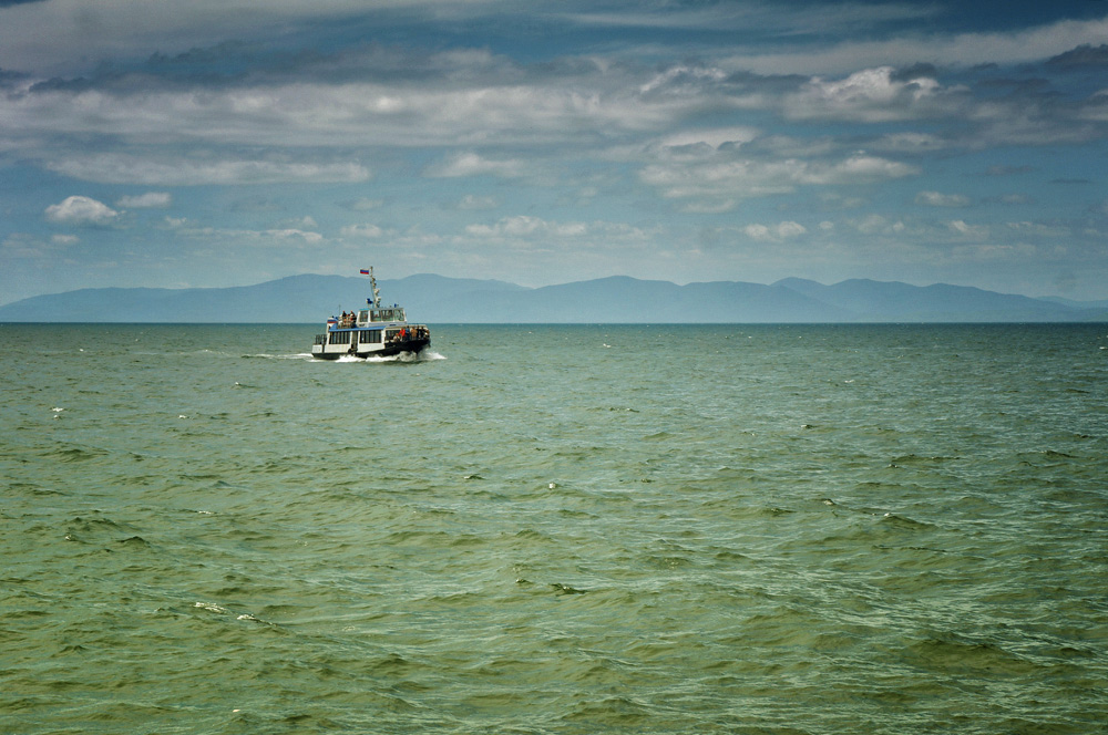 Катер спешит к причалу.