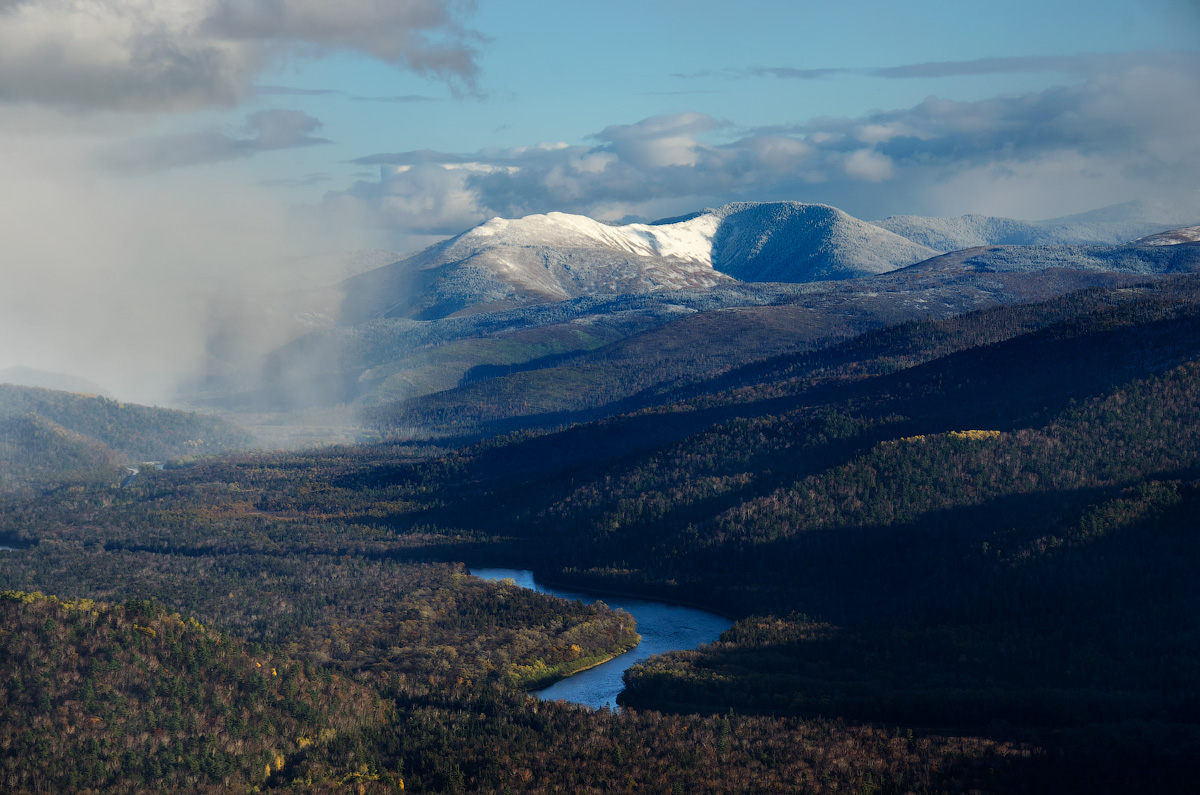 Вид на р. Анюй и г.Таунга 01.10.11.Падает снег..