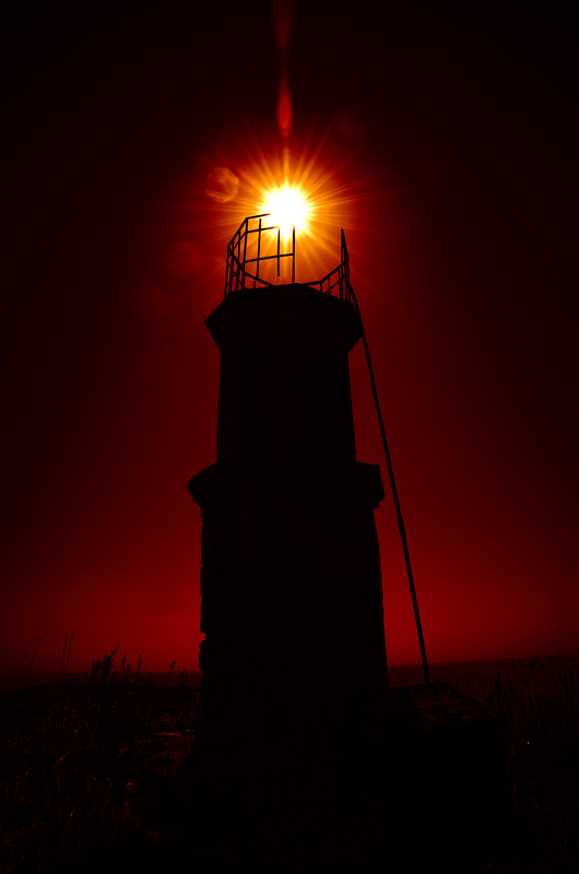 И солнце зажжёт старый маяк