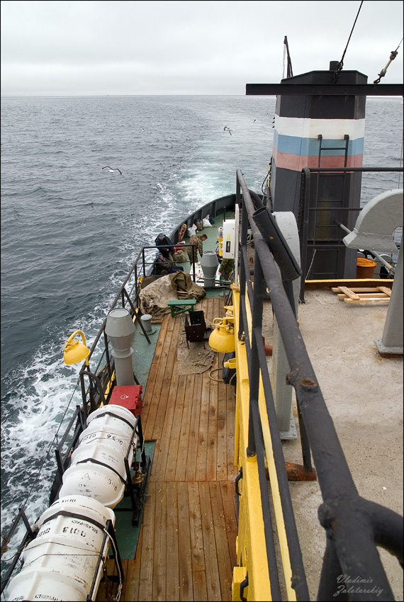 А за кормою пенный след...