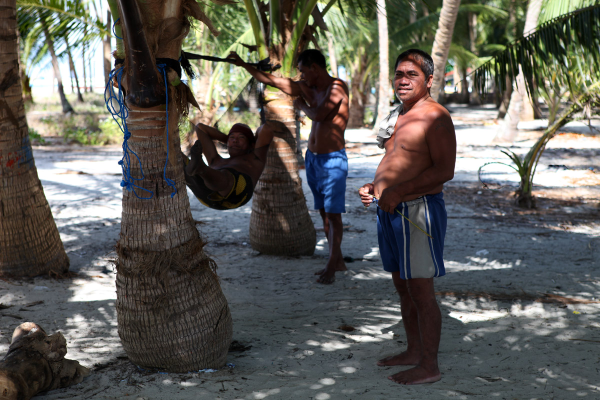 Аборигены островитяне, полдень, отдыхают от жары.