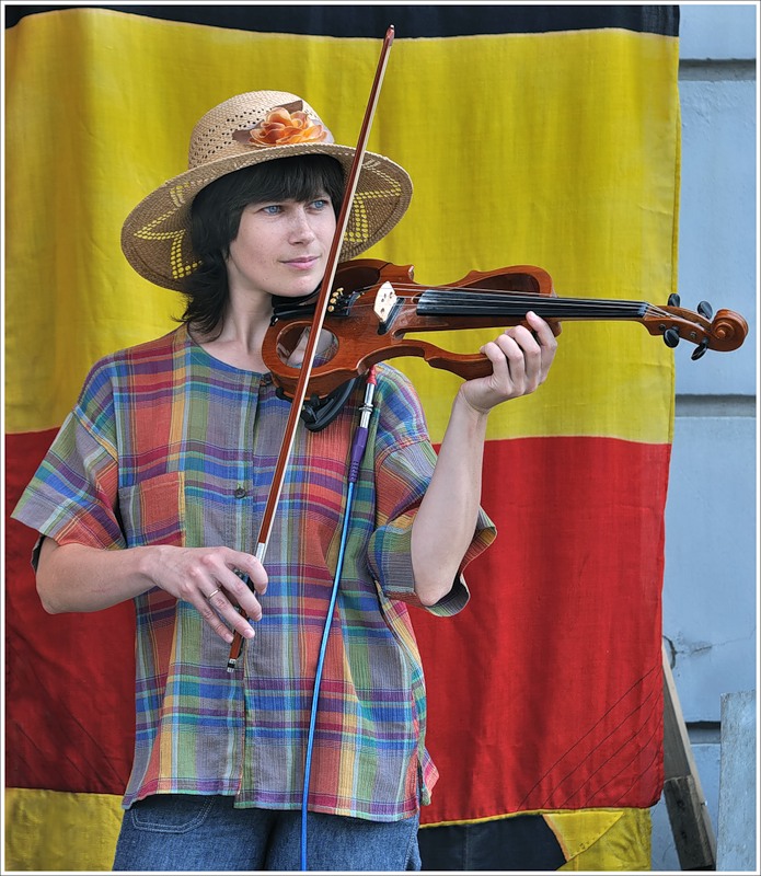 Под звуки уличного театра