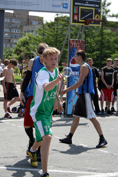 чемпионат стритбаскет,везде есть место детству))