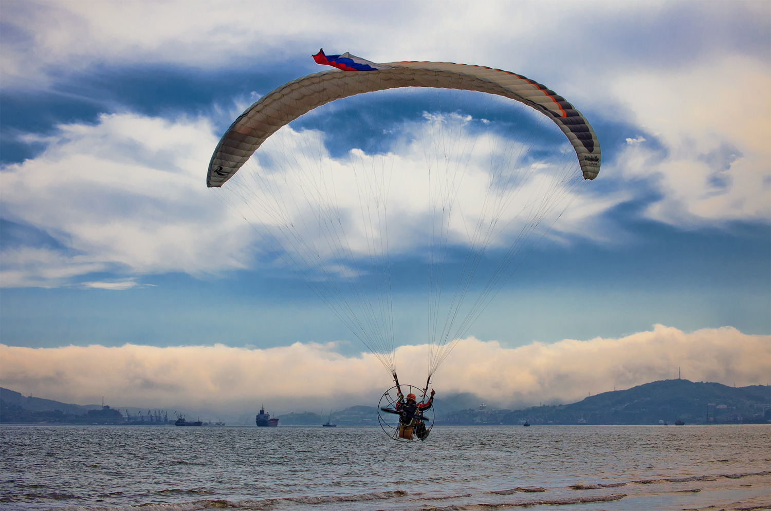 Почти касаясь волн