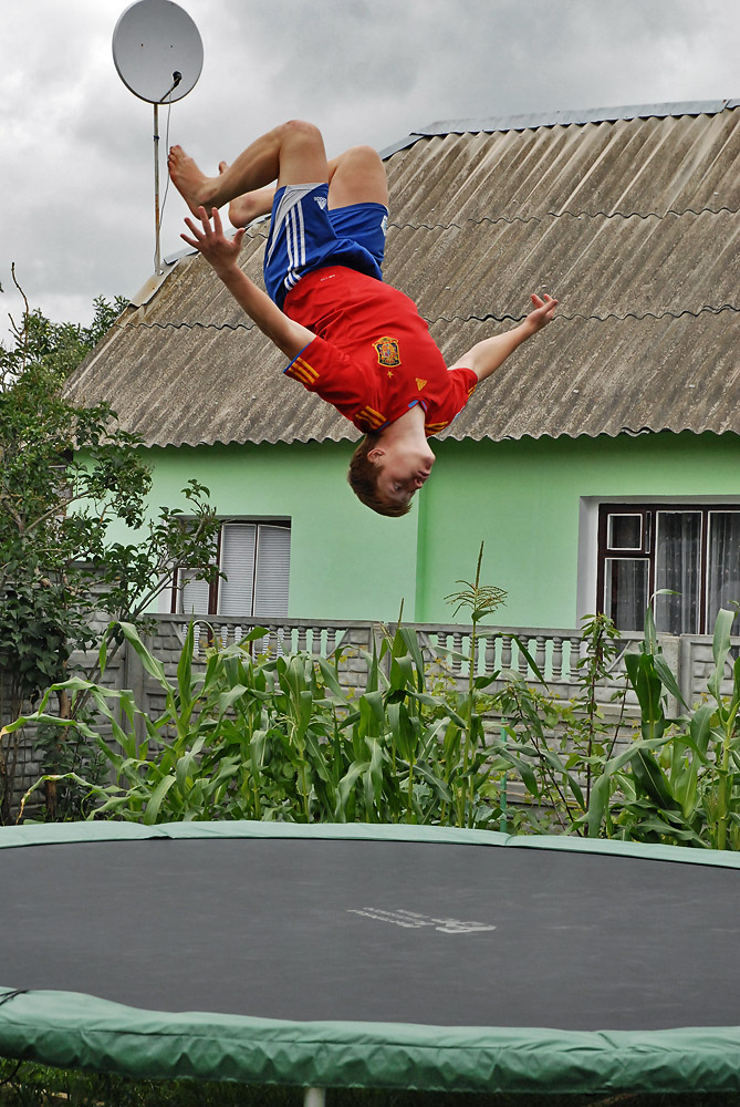 На дворе трава, на траве... батут.