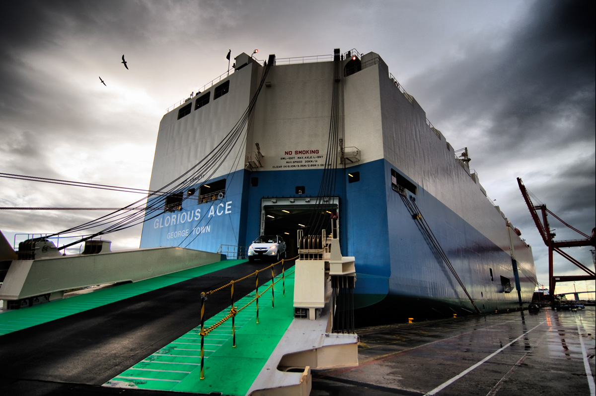 Разгрузка автомобилевоза....