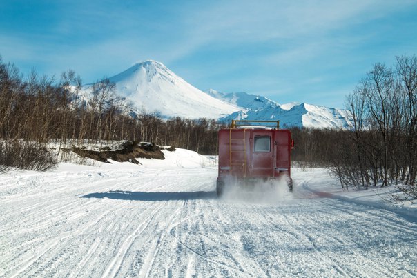 На фоне вулкана