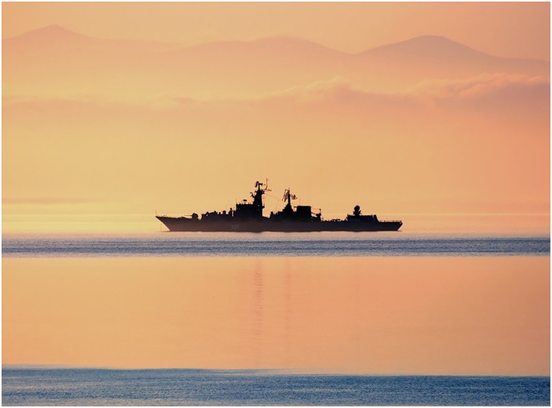 Крейсер "Москва" ранним утром