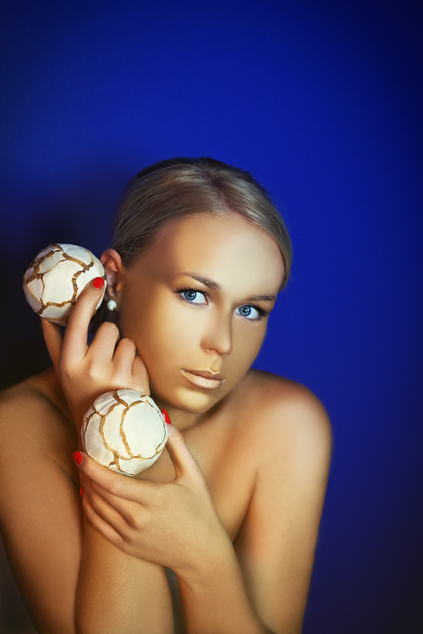 Она прилетела с Золотой планеты..