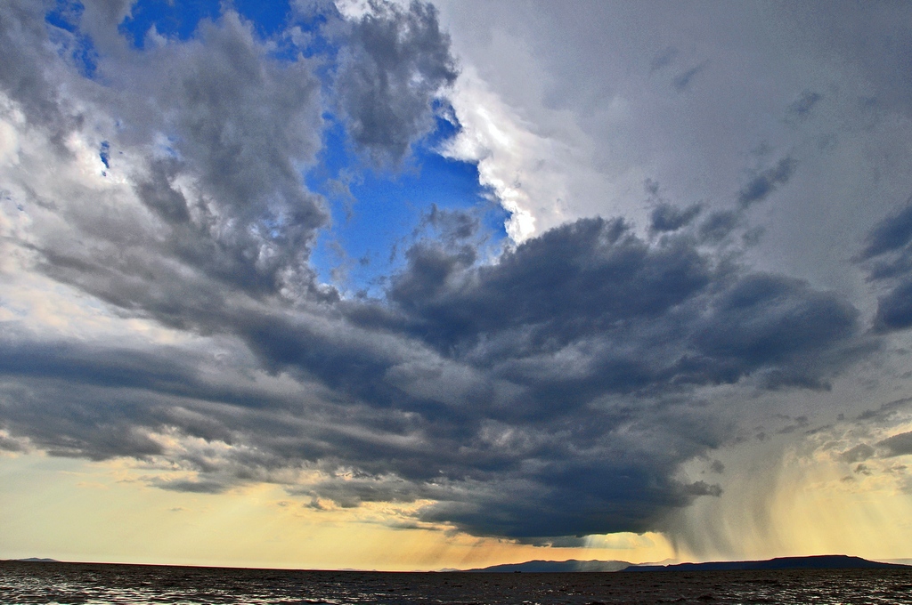 Кружилась гроза над ртутною водой