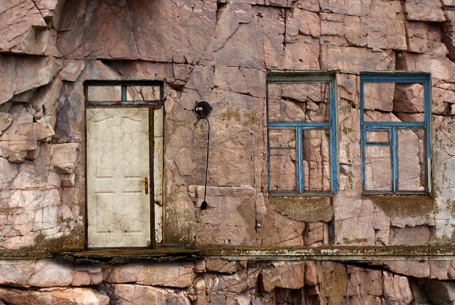 Скала поглотила дом...