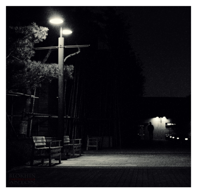 Вдыхая вязкость темноты...