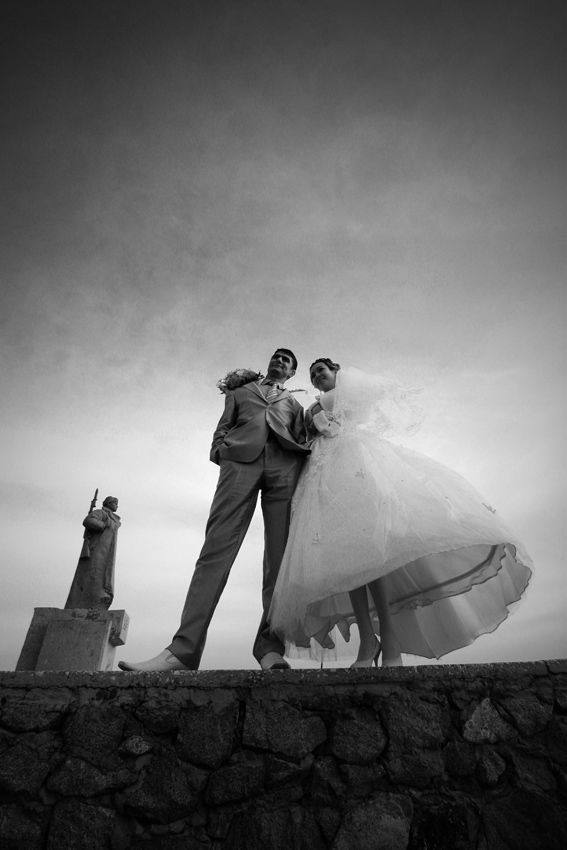 Молодожены - нерукотворный памятник