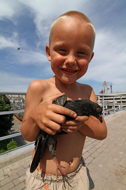 Мальчик с голубем