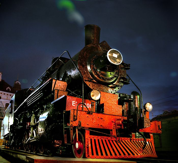 едет едет паровоз, две трубы и сто колес