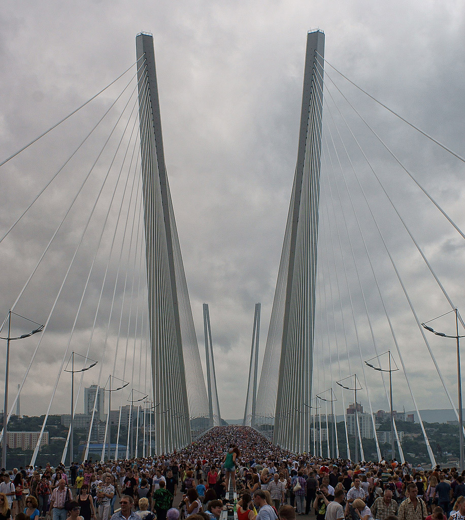 На Золотом мосту сидело....