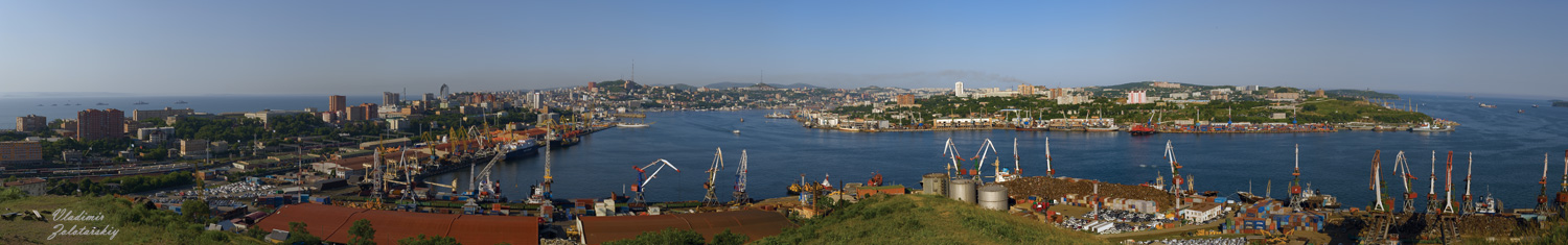 Берег портовых кранов