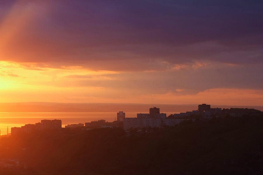 Вид из окна на закате дня