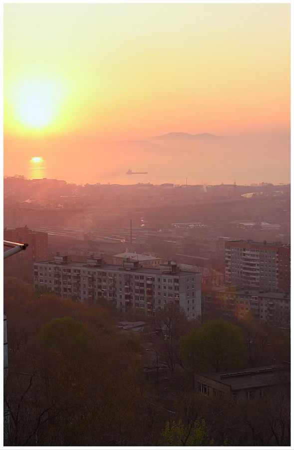 ...и город растворялся в закате