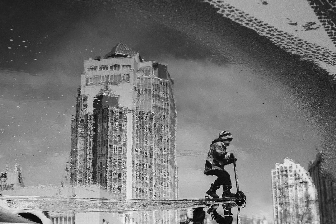 По весенним лужам