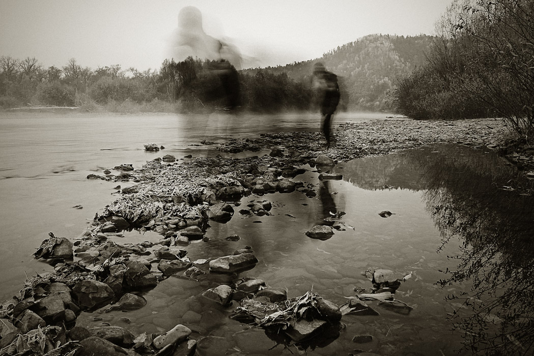 ... Лишь след бредущих против течения...