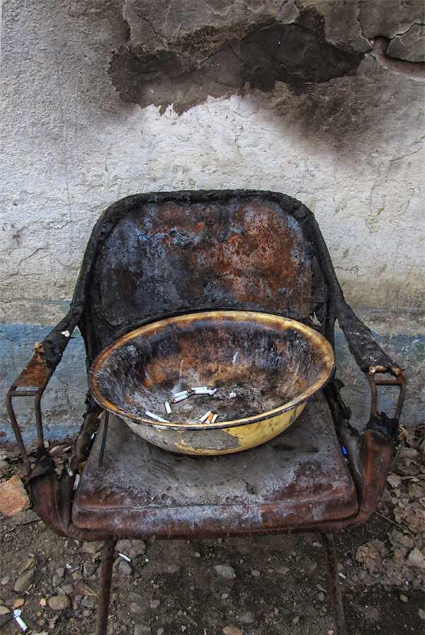 Садись, индеец, давай покурим,  До рассвета вдвоем еще долго сидеть. (C)