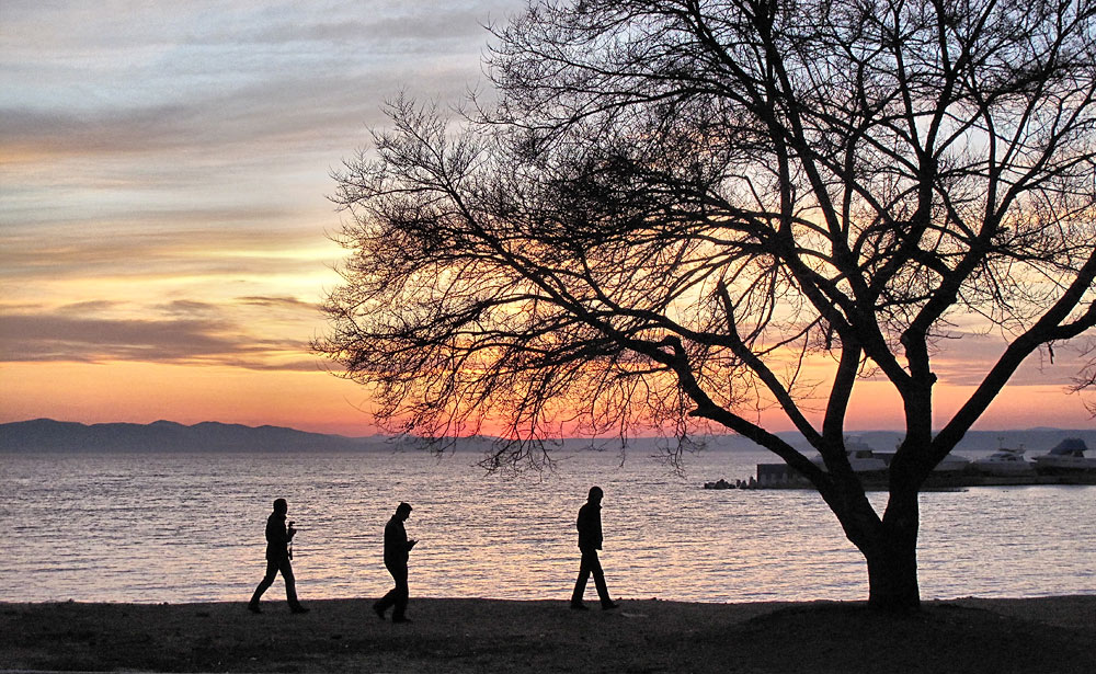 Трое на закат