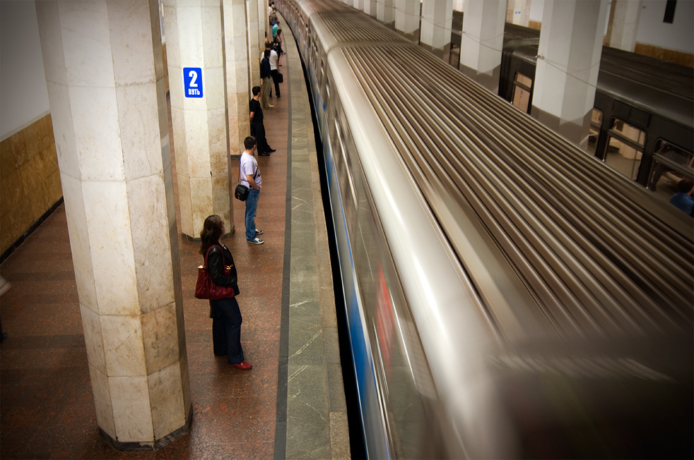 С утра в метро спускаюсь я