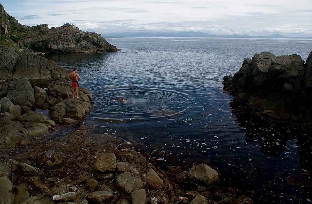 купание среди скал