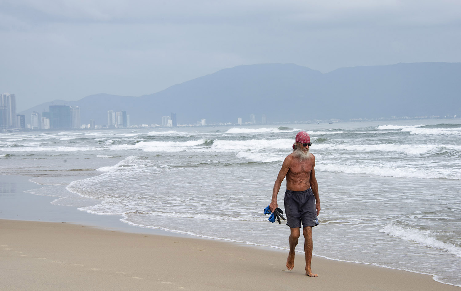 Старик, идущий краем моря