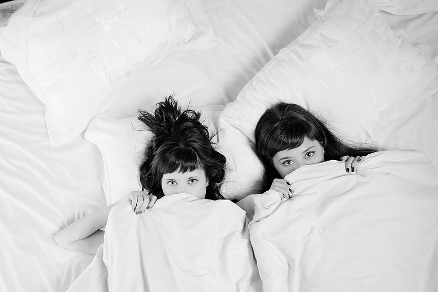 под одеялом