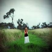 в траве в мураве