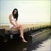 фото про девушку, которая сидит на пирсе. и все. фото про девушку, которая сидит на пирсе. и все.