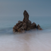 Пляжный каменный монстр.