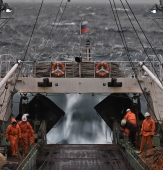 Постановка трала в дурную погоду..