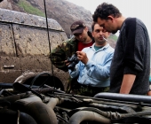 "Щас вставим эту пимпочку в мотор и поедем!..."