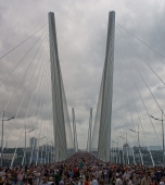 На Золотом мосту сидело....