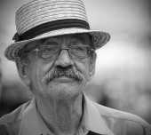 Жёлтая шляпа синего цвета