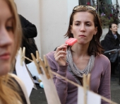 Барышня с мороженым в поисках фото - смысла