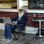 Человек с ноутбуком